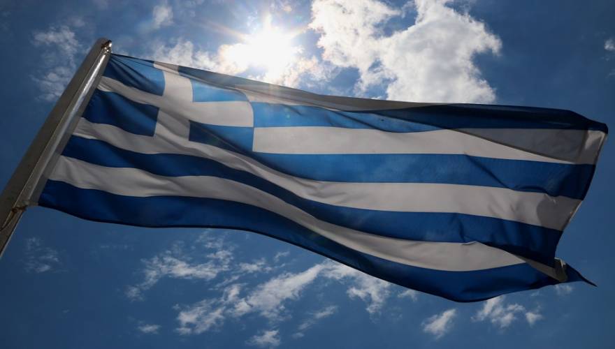 Η οργή ξεχειλίζει: «Μετανάστες κατέβασαν και έσκισαν την ελληνική σημαία» – Κάποιοι θέλουν γενική σύρραξη (βίντεο)